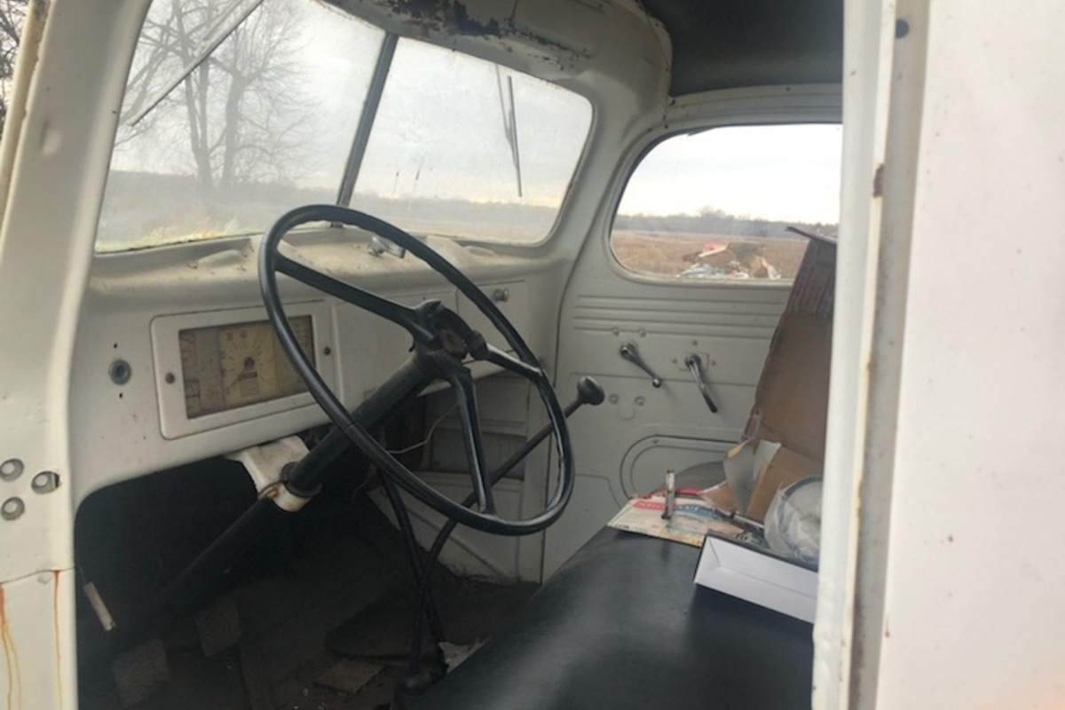 1949 International flat bed KB3, 0