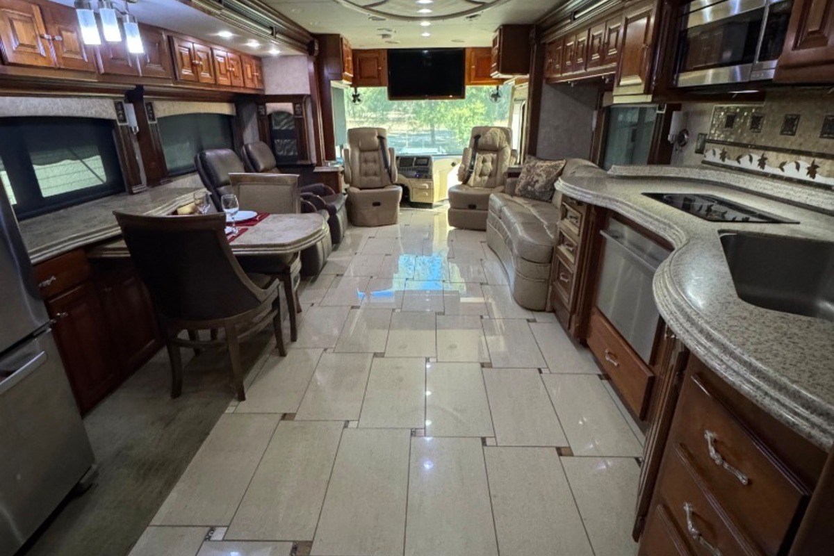 2011 Tiffin Zephyr 45QBZ, 20