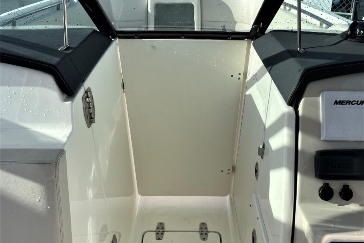 2016 Boston Whaler 230 Vantage, 26