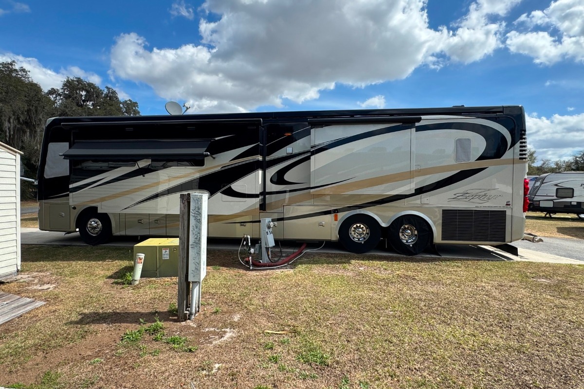 2011 Tiffin Zephyr 45QBZ, 7