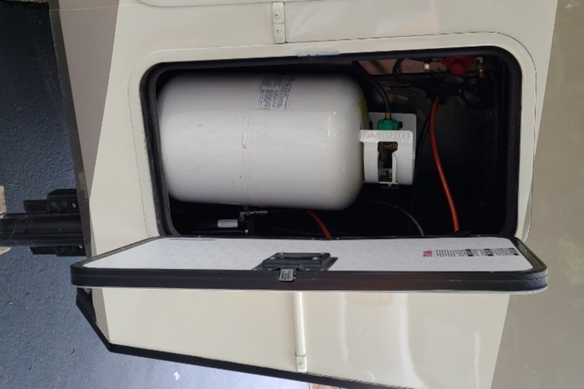 2015 Dynamax Trilogy 38WT Low Miles and 2 yr warranty, 17
