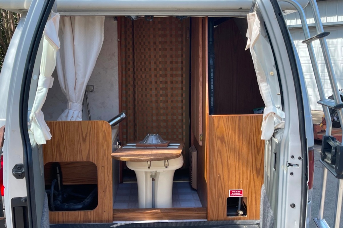 1996 Ford Airstream B190 Blue, 3