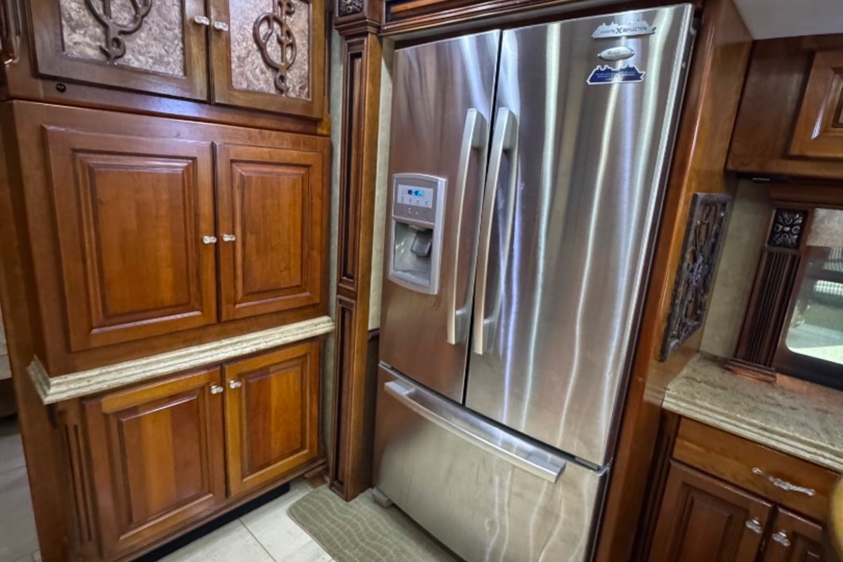 2011 Tiffin Zephyr 45QBZ, 13