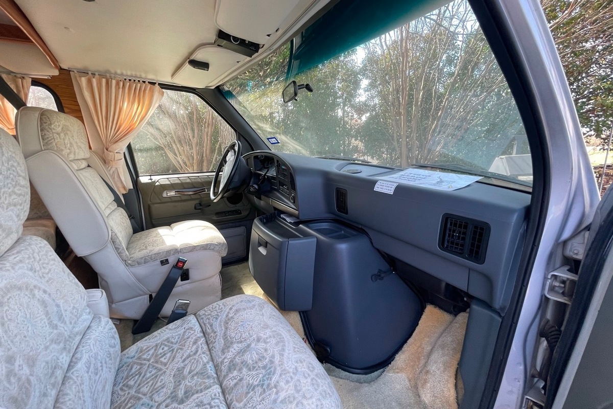 1996 Ford Airstream B190 Blue, 5