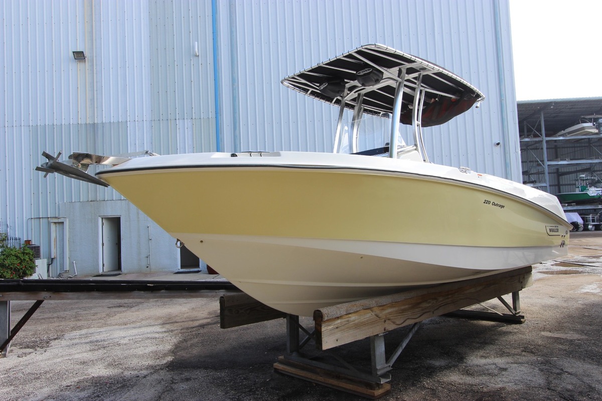 2011 Boston Whaler 220 Outrage, 1