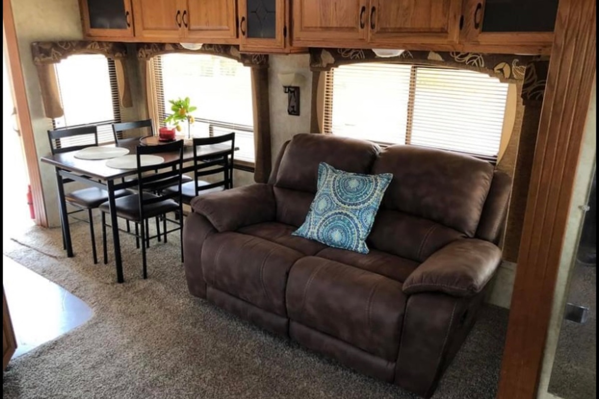 2010 Coachman Brookstone 366RE, 4