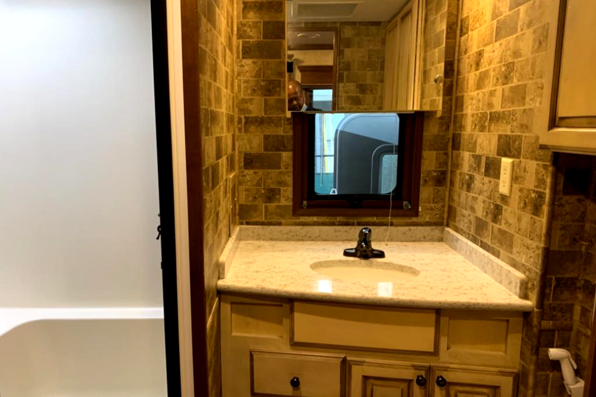 2014 DRV Mobile Suites Estates 38 RSB3, 17