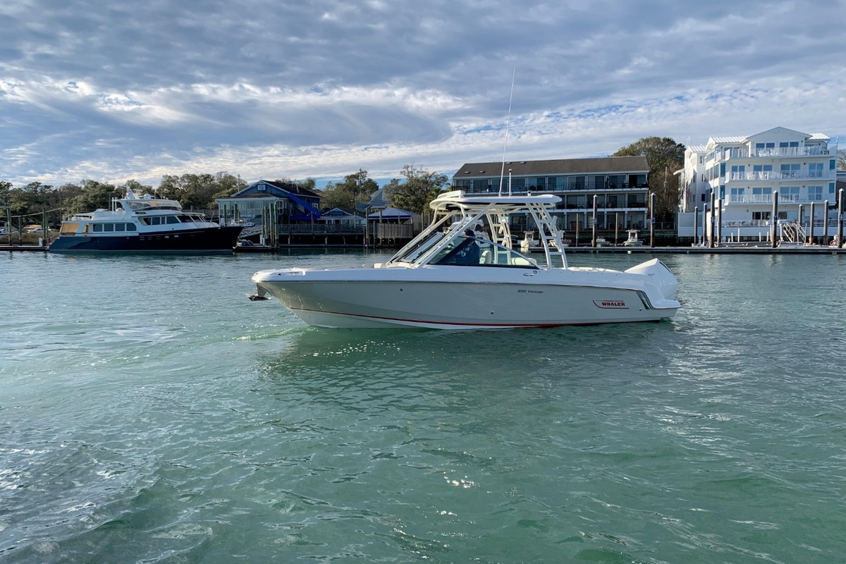 2018 Boston Whaler 230 Vantage, 0