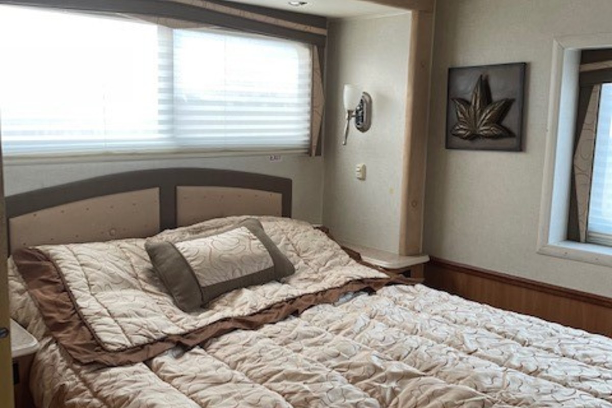 2008 National RV Dolphin DL35C, 9