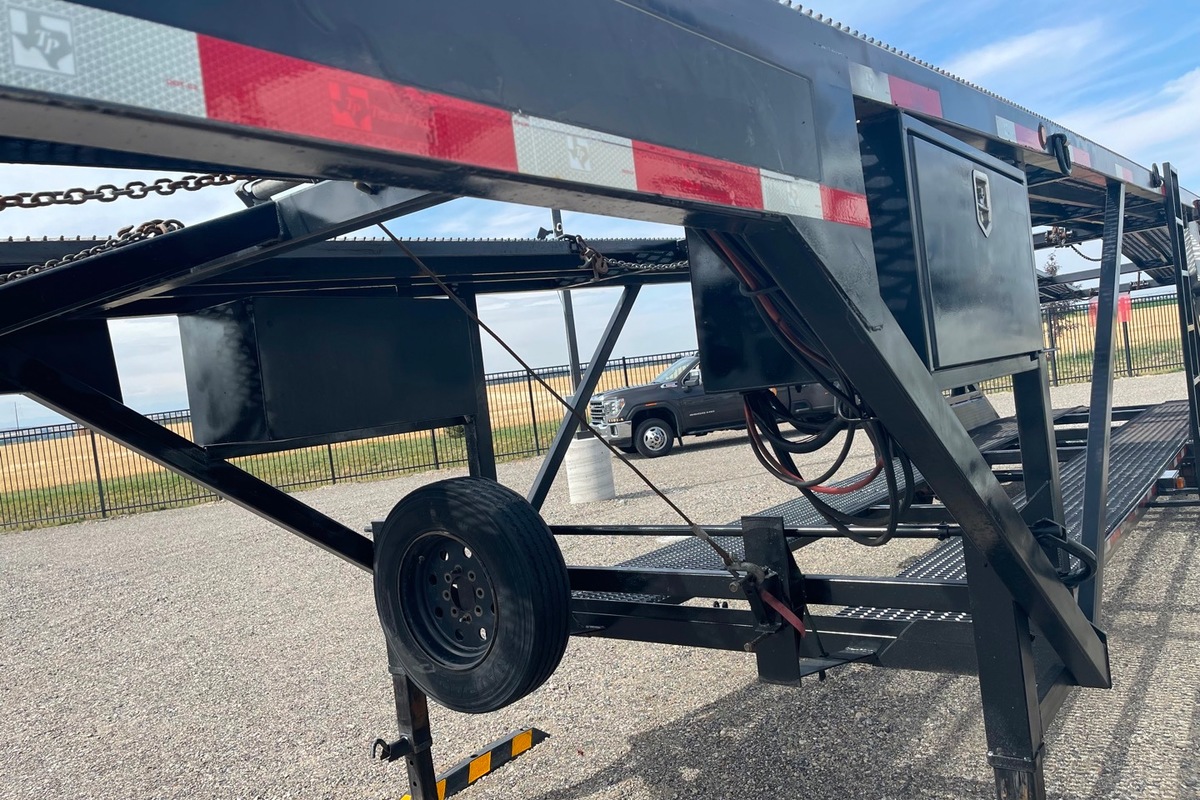 2018 Texas Pride 5 Car Hauler Gooseneck, 3
