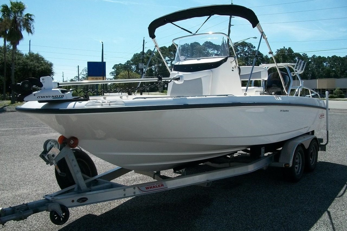 2014 Boston Whaler 210 Dauntless, 1