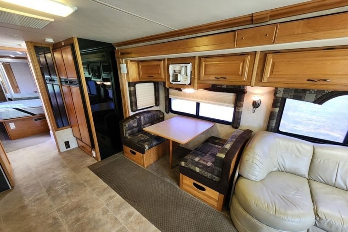 2004 Fleetwood RV, 6