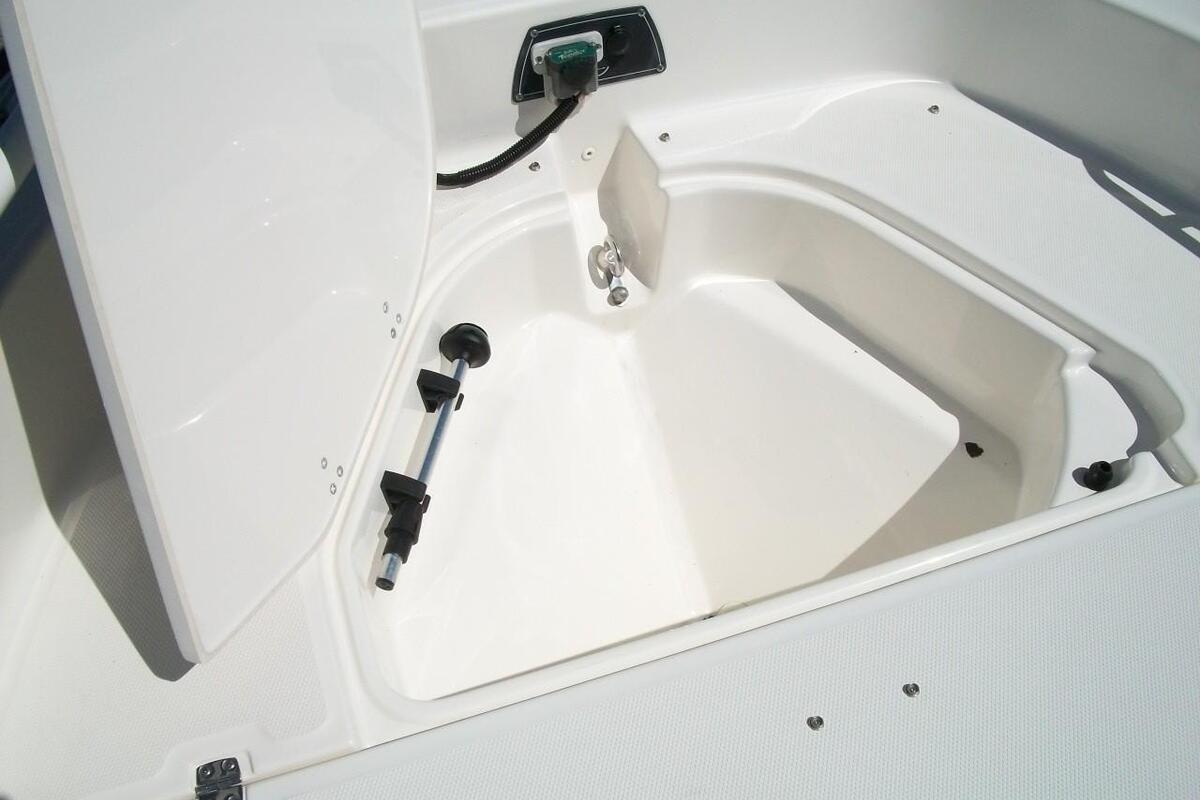 2014 Boston Whaler 210 Dauntless, 13