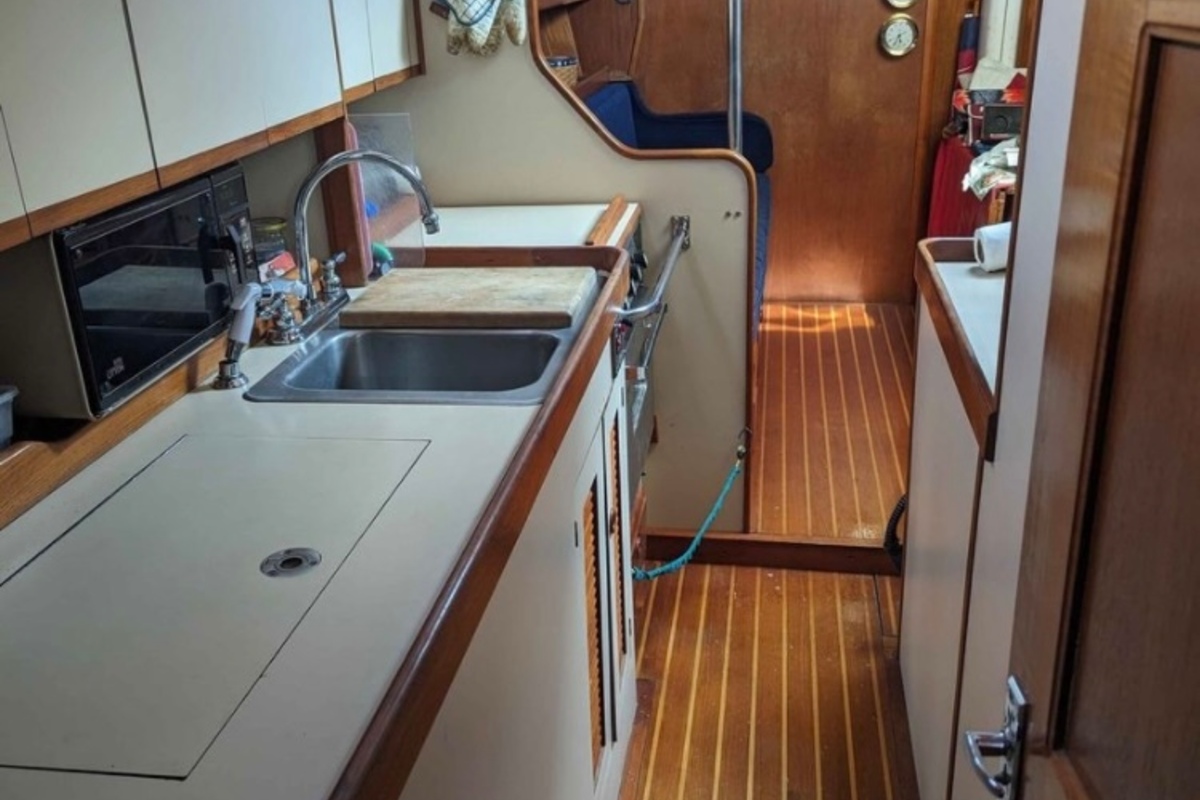 1985 Endeavour 42cc, 5