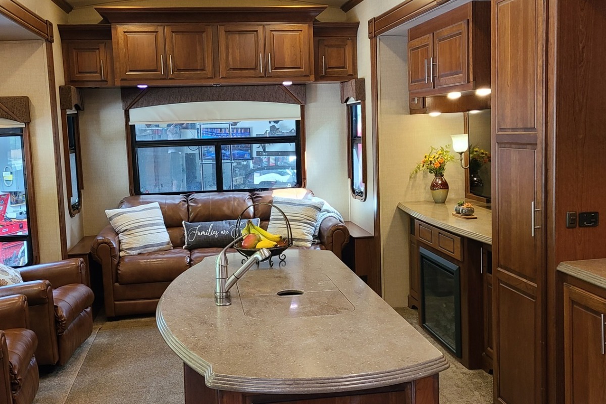 2015 Dynamax Trilogy 38WT Low Miles and 2 yr warranty, 5