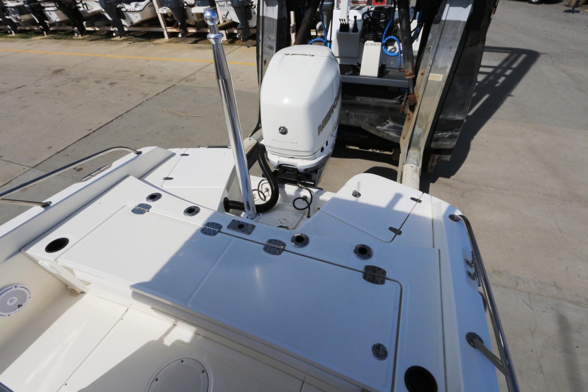 2015 Boston Whaler 240 Dauntless, 20