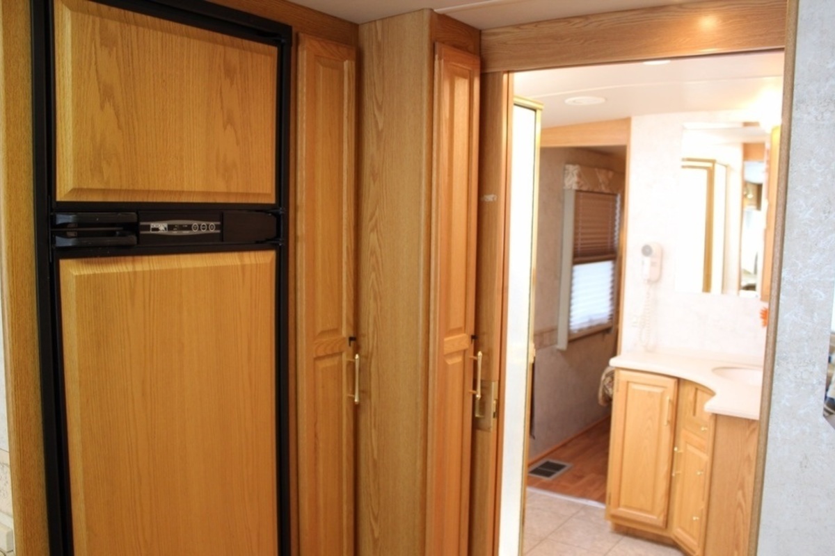 2005 Winnebago Journey 36G, 15
