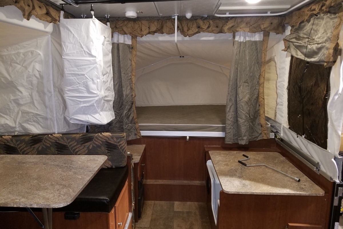 2017 Rockwood Premier 2516G, 4