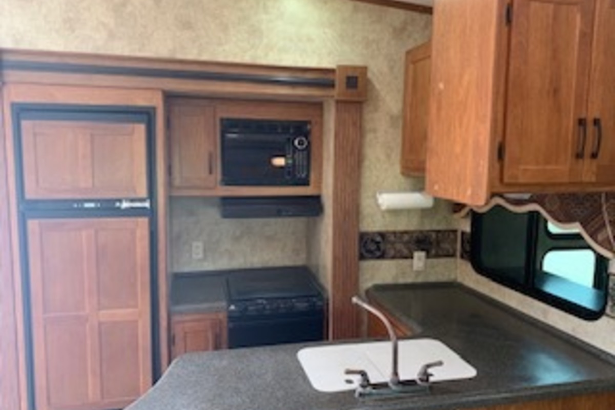 2011 Keystone Montana, 6