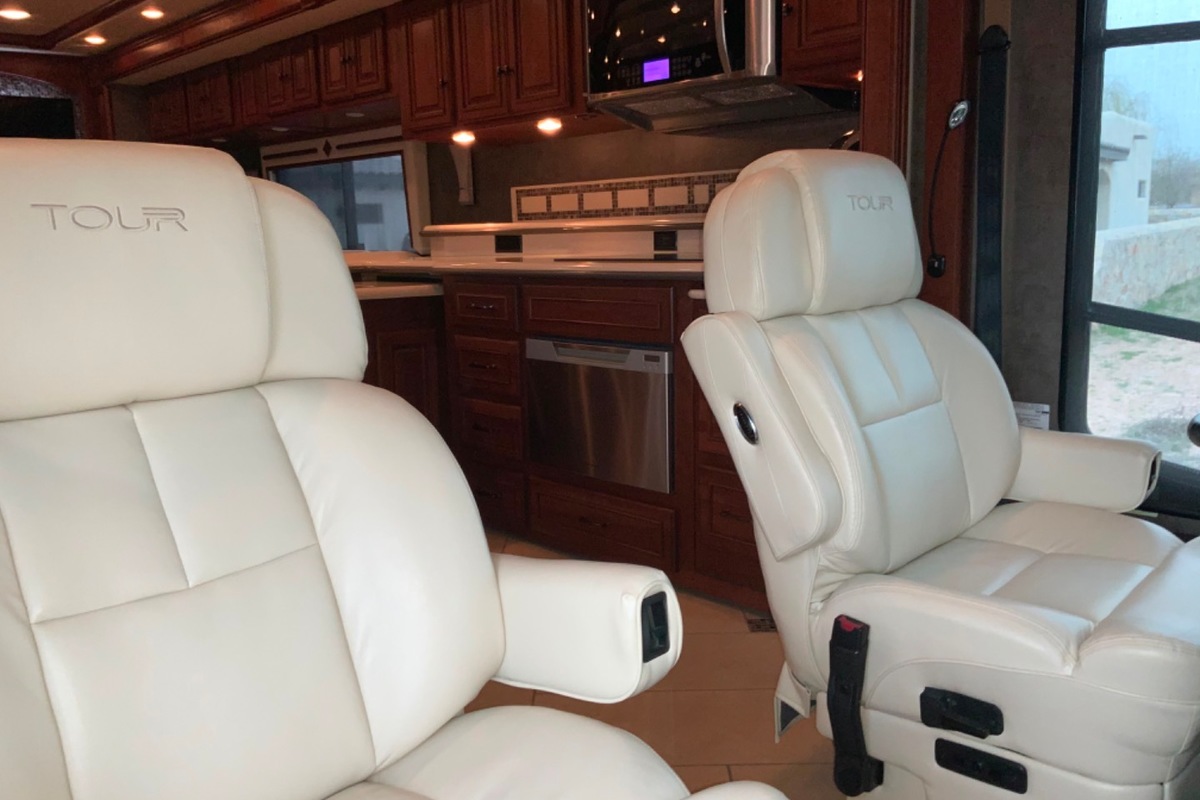 2013 Winnebago Tour 42GD, 19