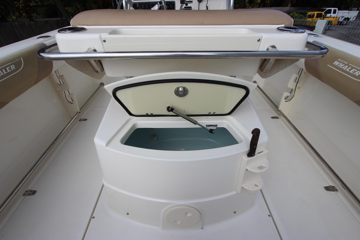 2011 Boston Whaler 220 Outrage, 10