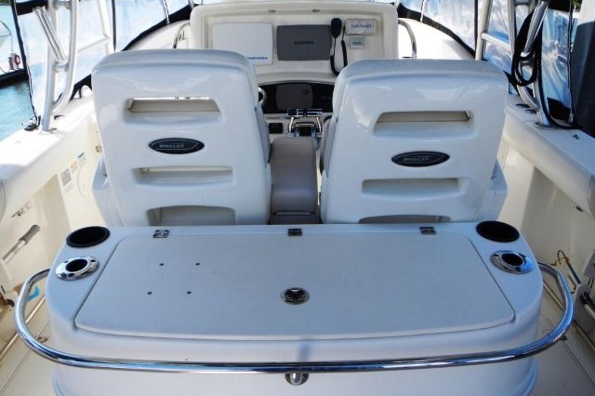 2006 Boston Whaler 320 Outrage Cuddy Cabin, 7