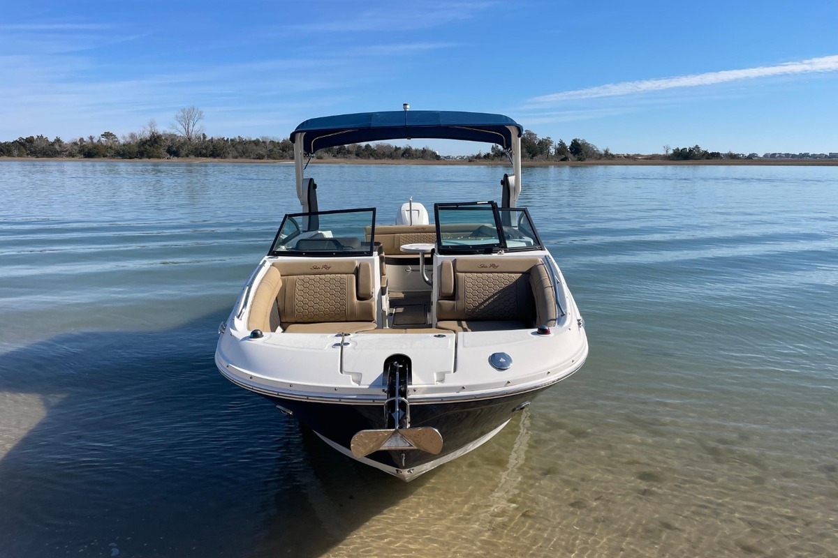 2018 Sea Ray 270 Sundeck, 1