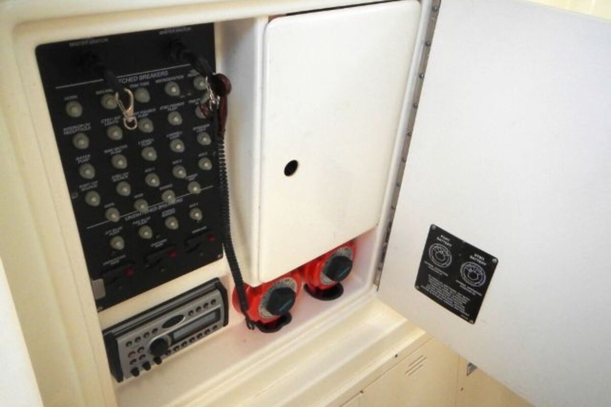 2006 Boston Whaler 320 Outrage Cuddy Cabin, 25