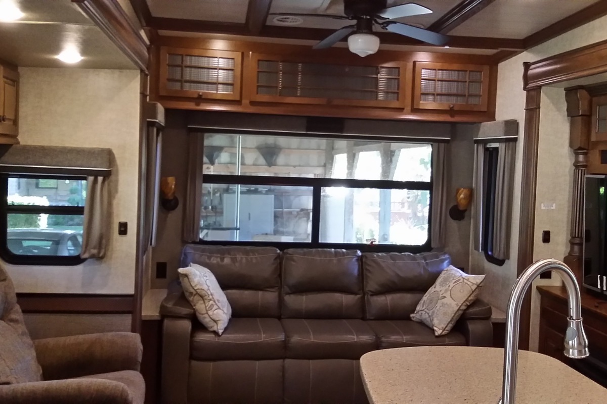 2015 Heartland Big Horn 3570RS, 3