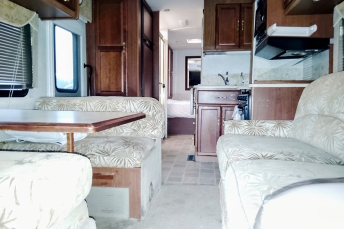 2005 Winnebago Minnie Winnie WF430V, 4