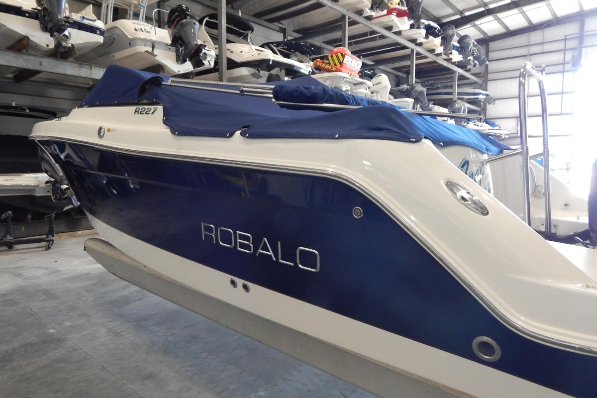 2010 Robalo R227 Dual Console, 6
