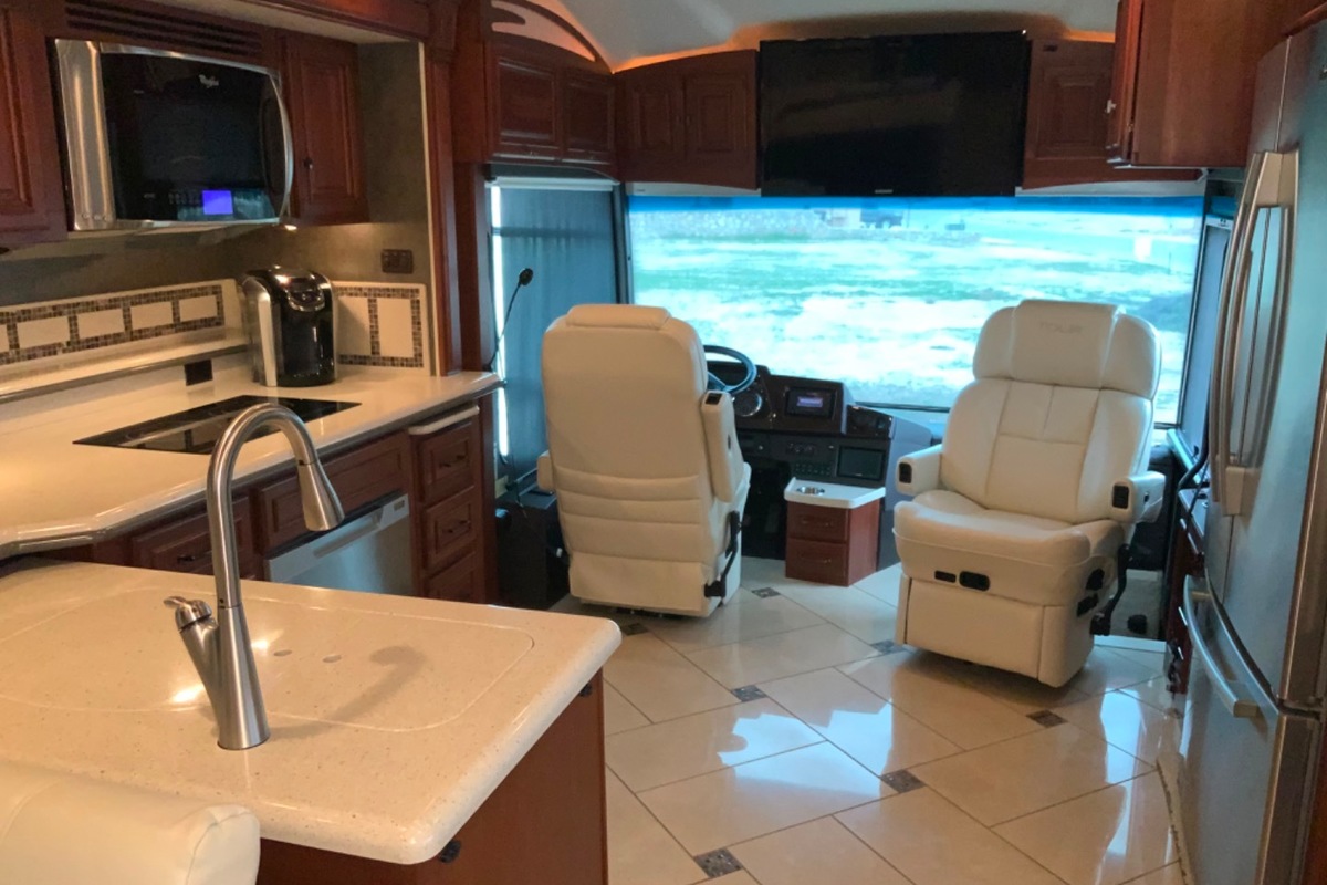 2013 Winnebago Tour 42GD, 16