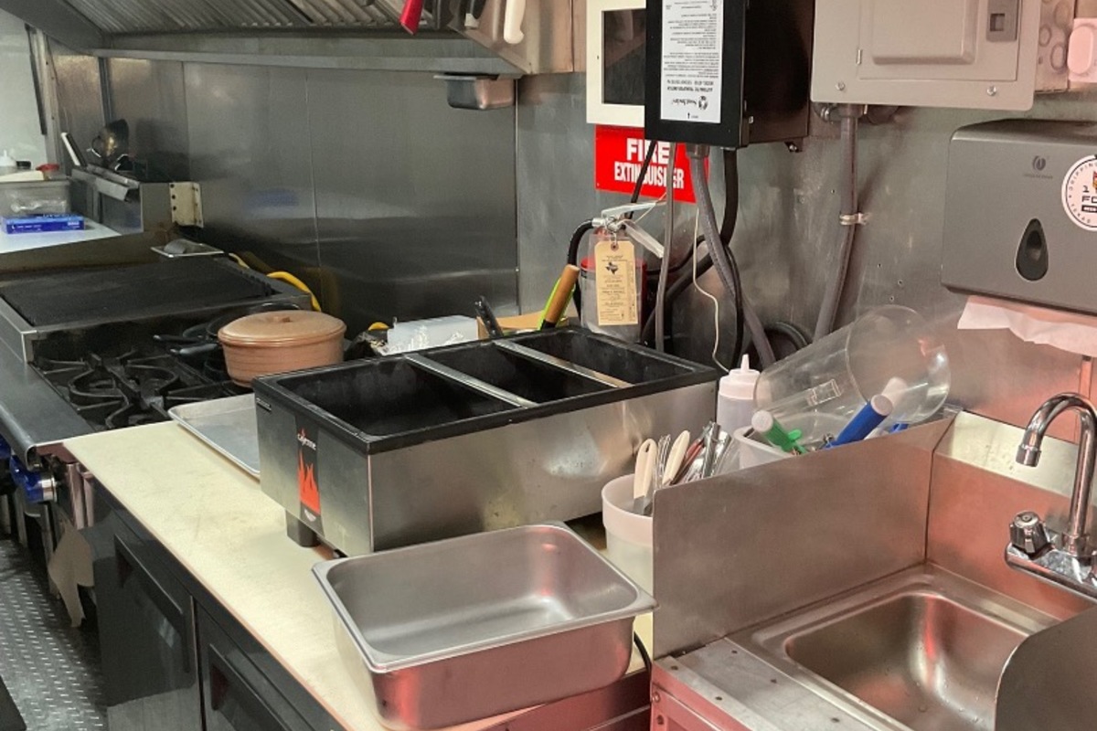 1993 Winnebago Commercial Kitchen WCX27RQ, 9