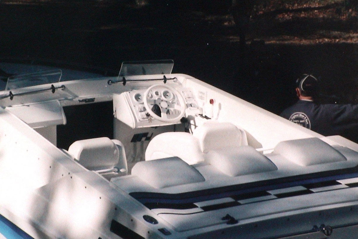 2001 Ultimate Warlock 27' World Class Race Boat, 1