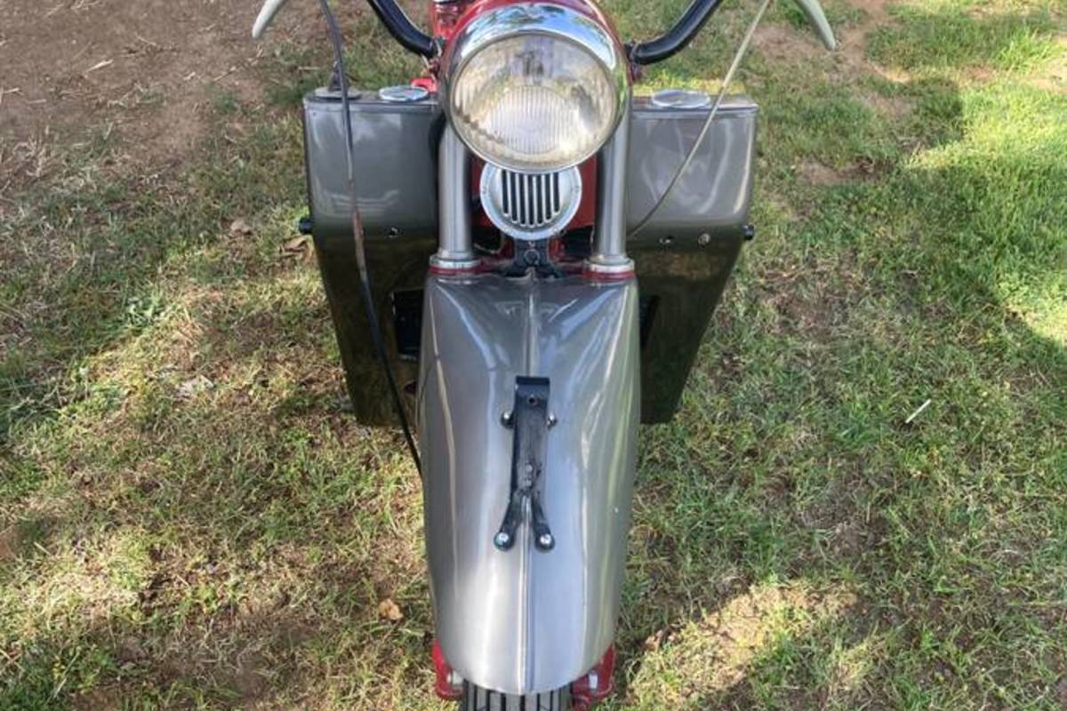 1952 Velocette LE, 3