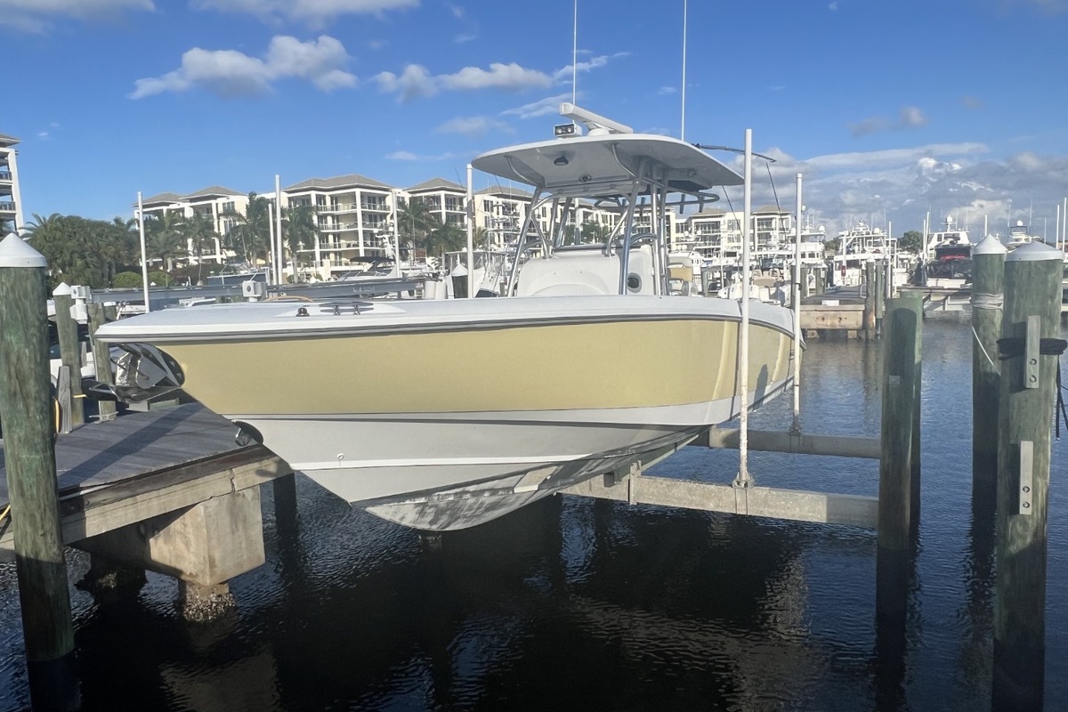 2005 Boston Whaler 320 Outrage, 0