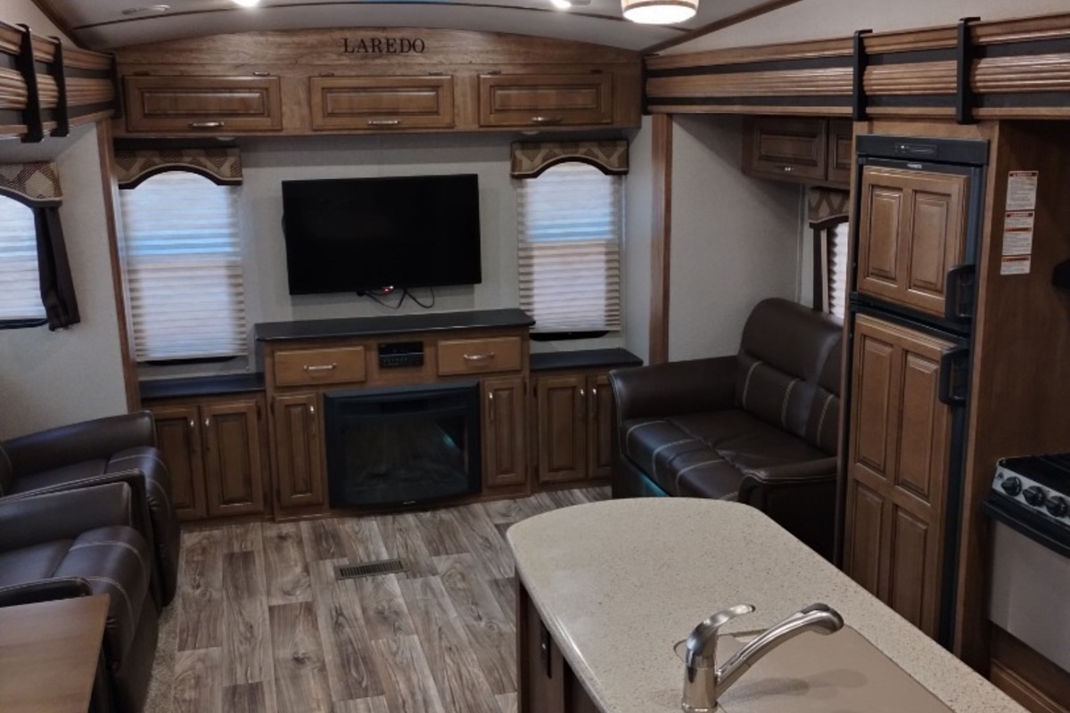 2017 Keystone Laredo Super - Lite 297SRE Excellent, 1