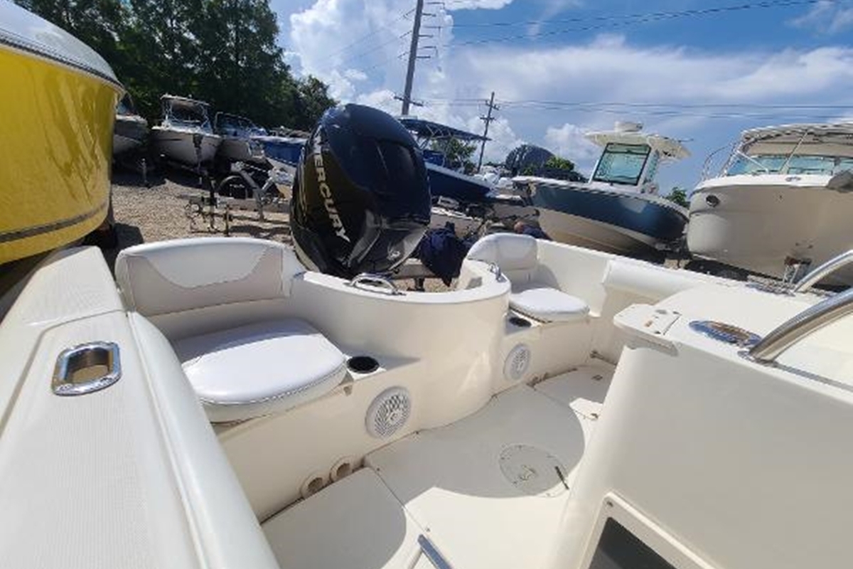 2005 Boston Whaler 210 Outrage, 9