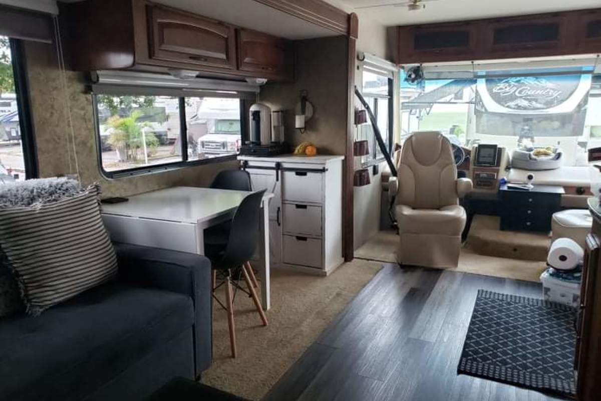 2011 Coachmen Mirada 35ds, 7