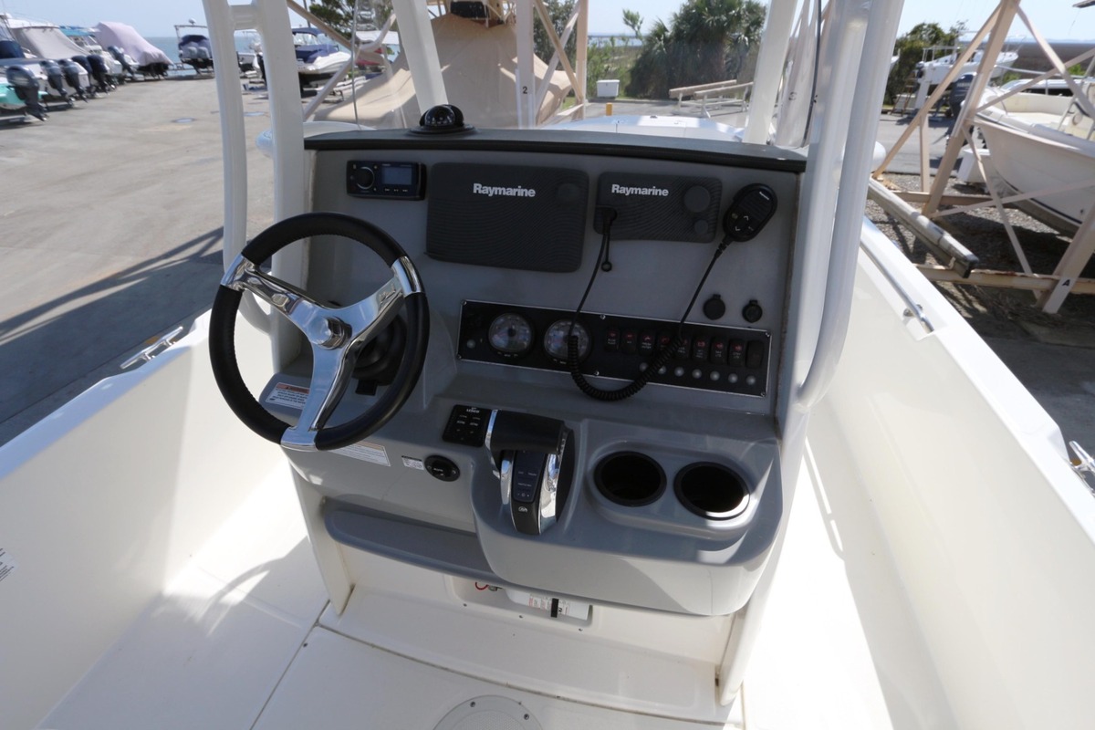 2015 Boston Whaler 240 Dauntless, 38