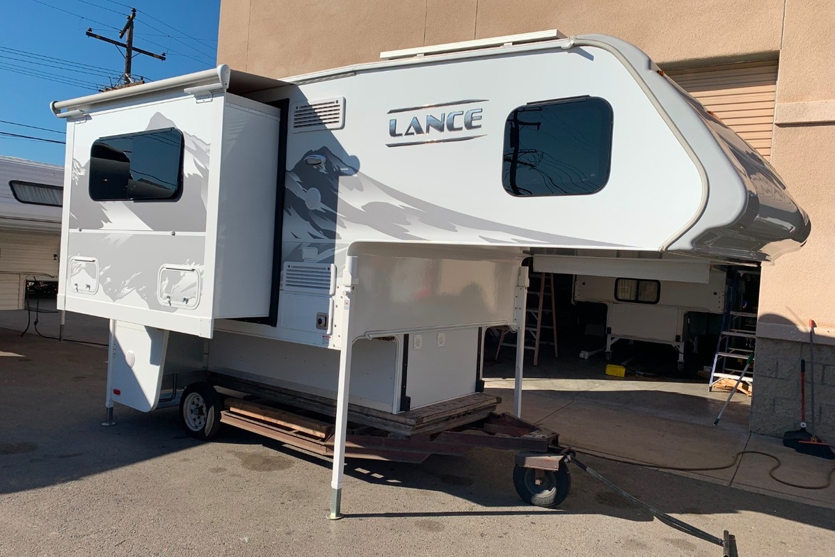 2021 LANCE 855-S, 1