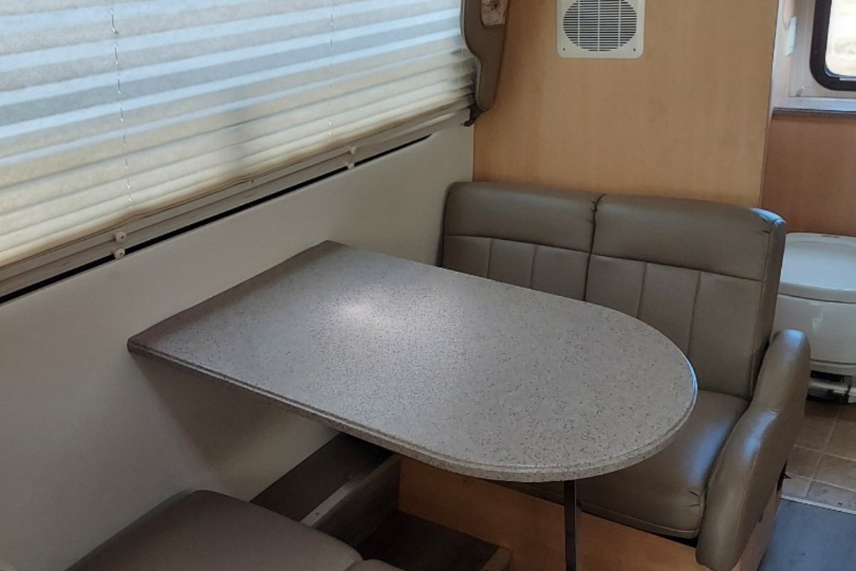 2005 Coach House Platinum 232XL, 5
