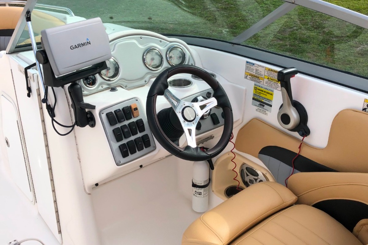 2010 Hurricane Boats SUNDECK 2400 OB, 1