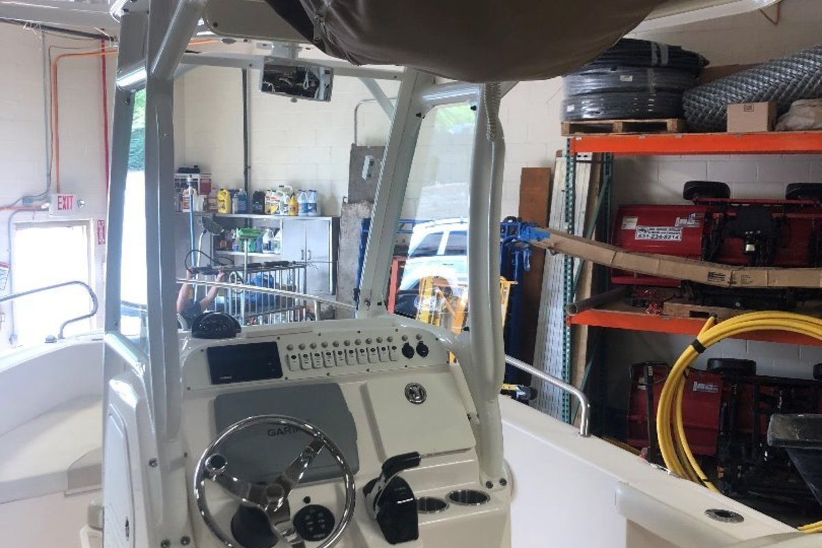2011 Everglades Boats 230CC Center Console, 8