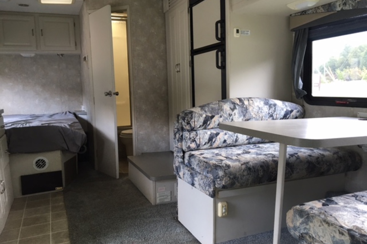 2004 Coachmen Freelander 2490SO, 4