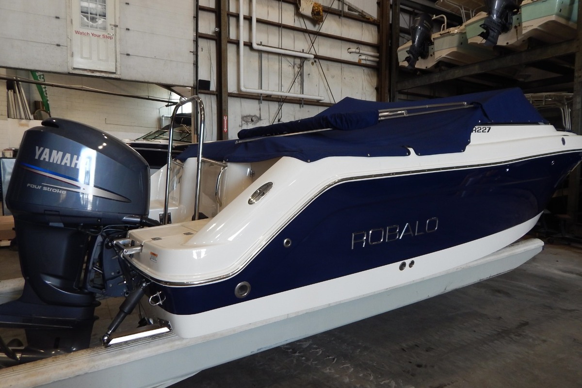 2010 Robalo R227 Dual Console, 3