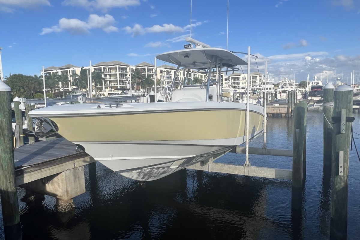2005 Boston Whaler 320 Outrage, 4