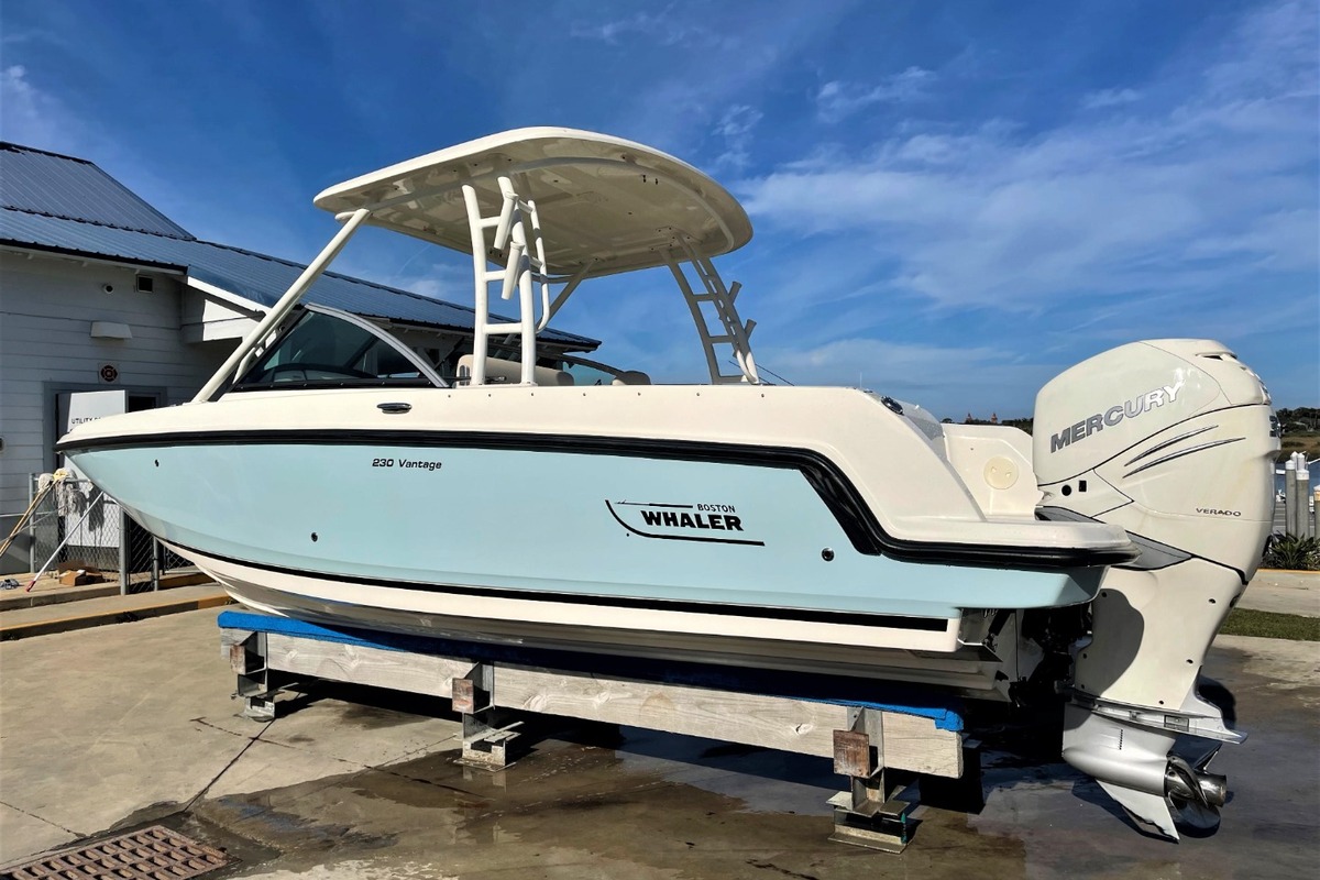 2016 Boston Whaler 230 Vantage, 1