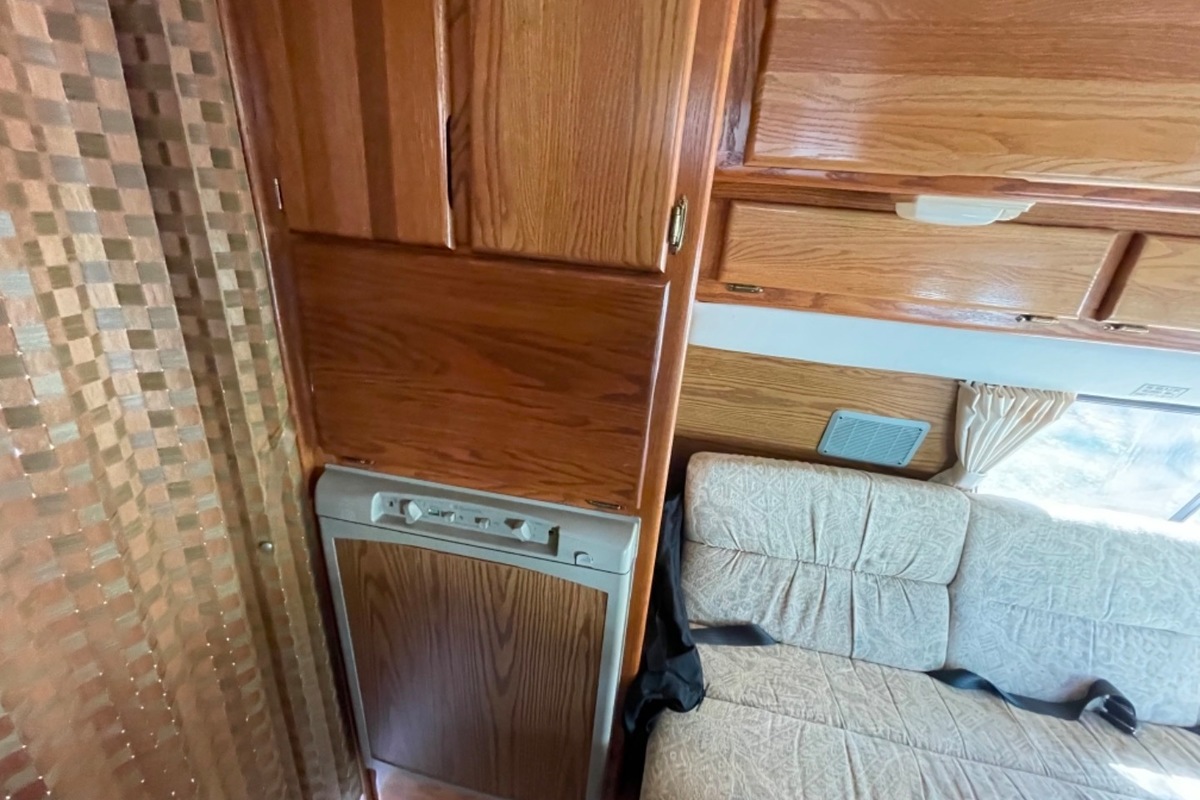 1996 Ford Airstream B190 Blue, 1