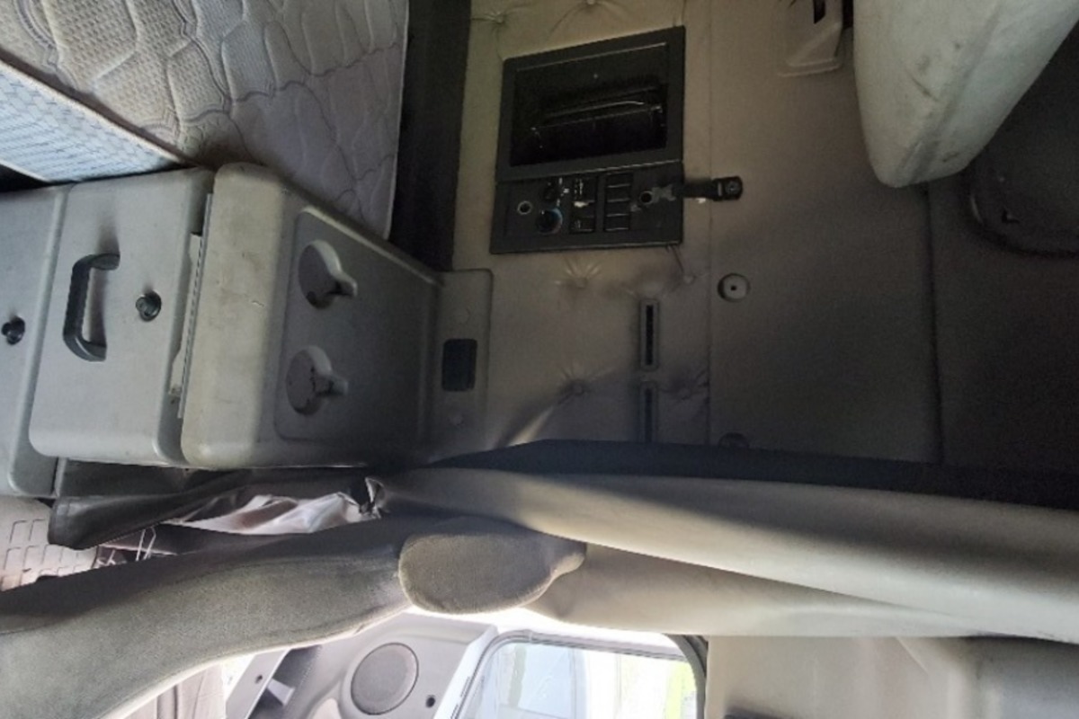 2001 Volvo VNL, 5